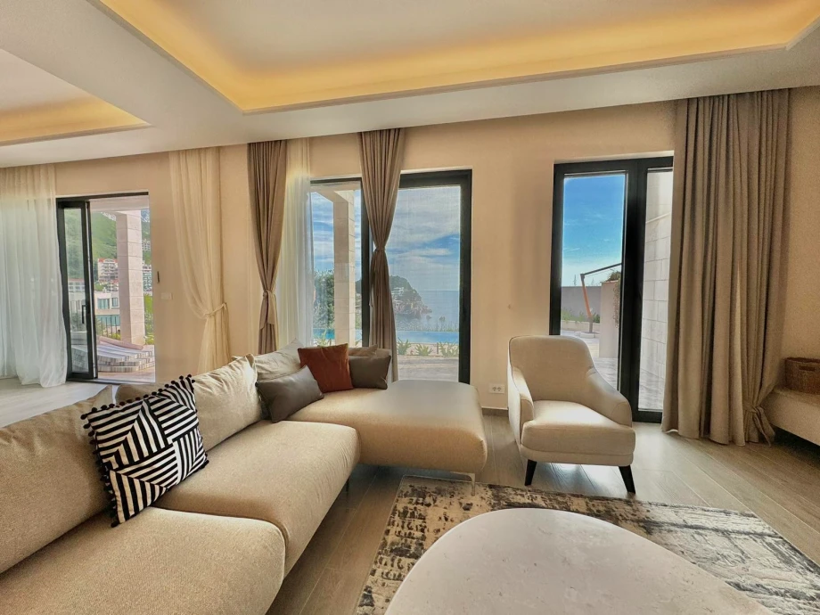 Spacious Bedroom with Elegant Decor at Villa Solis