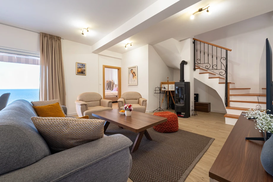 Spacious Living Room with Elegant Design – Comfort & Style in Every Corner