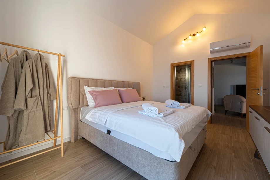 Spacious Bedroom with Expansive Layout – Ideal for Relaxation and Comfort