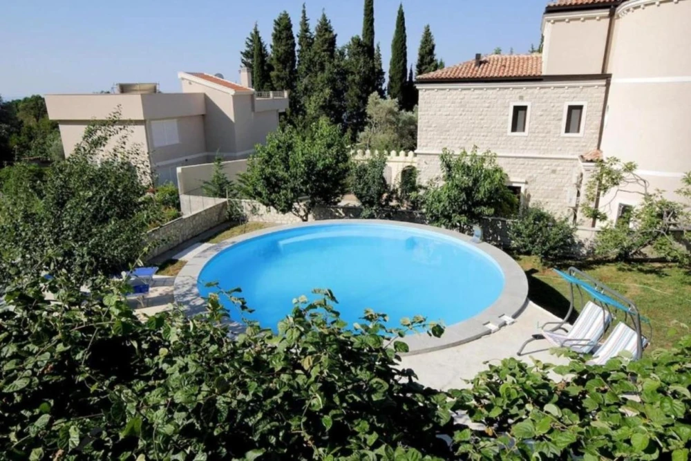 Stunning Villa with Private Pool and Lush Surroundings