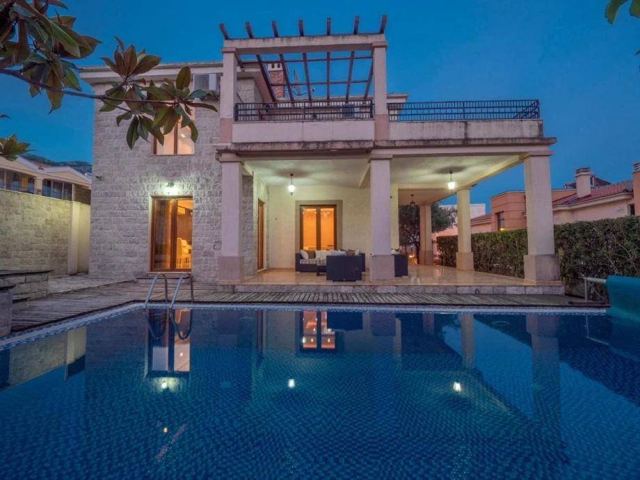 Villa with Pool and Stunning Outdoor Space for Relaxation