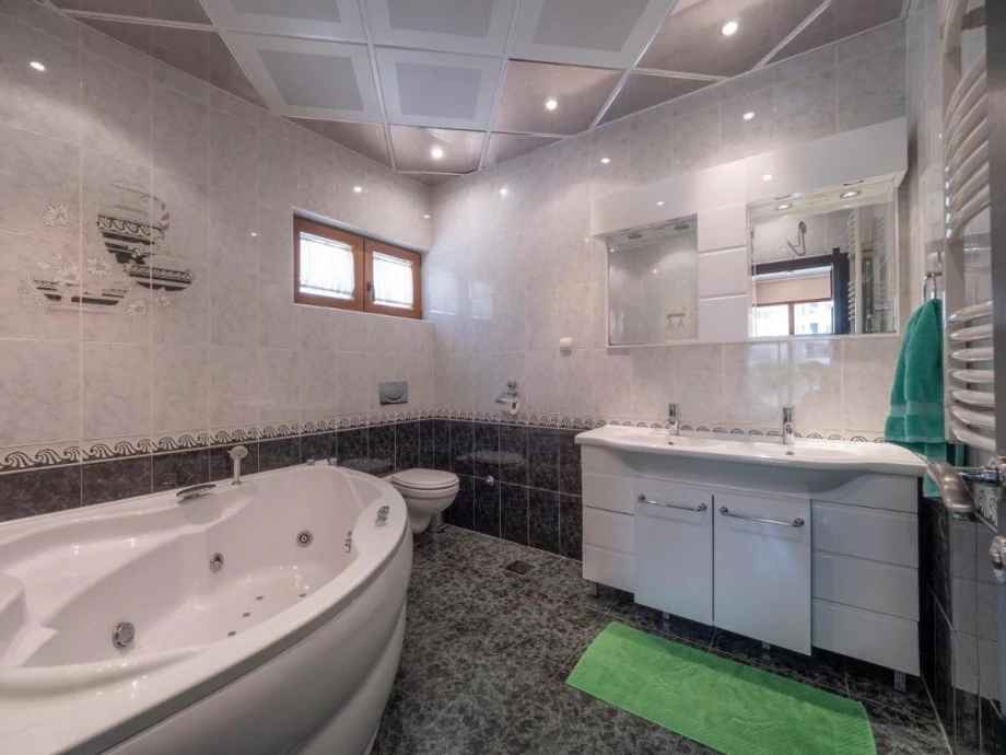 Spacious Bathroom with Modern Features at the Villa