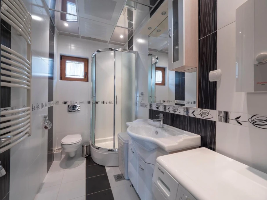 Modern Equipped Bathroom with Stylish Fixtures at the Villa