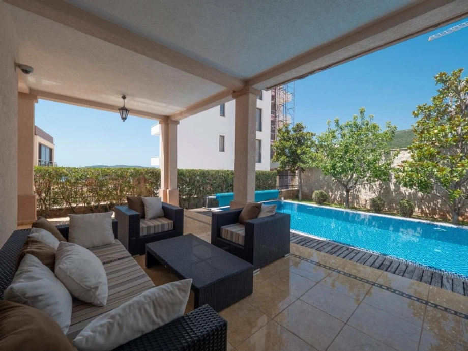 Enjoying by the Pool – Relaxed Moments at the Villa