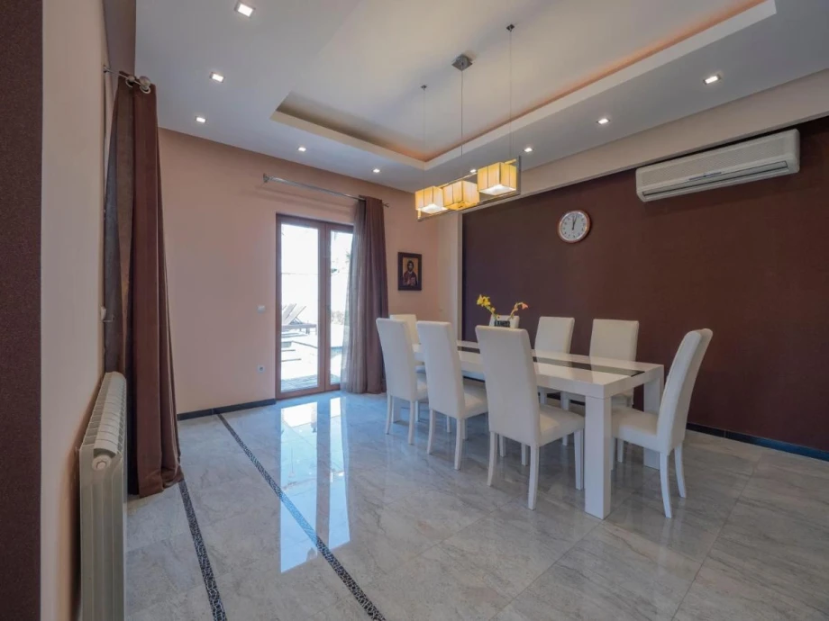 Elegant Dining Room with Stylish Decor at the Villa