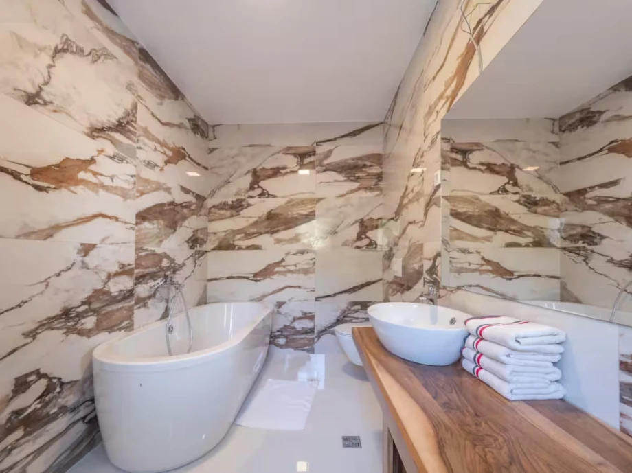 Contemporary Bathroom with Sleek and Modern Finishes