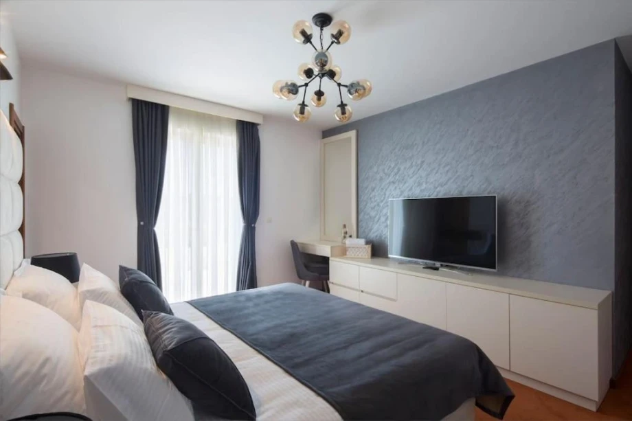 Double Bed with Elegant Linens and Cozy Bedroom Setting