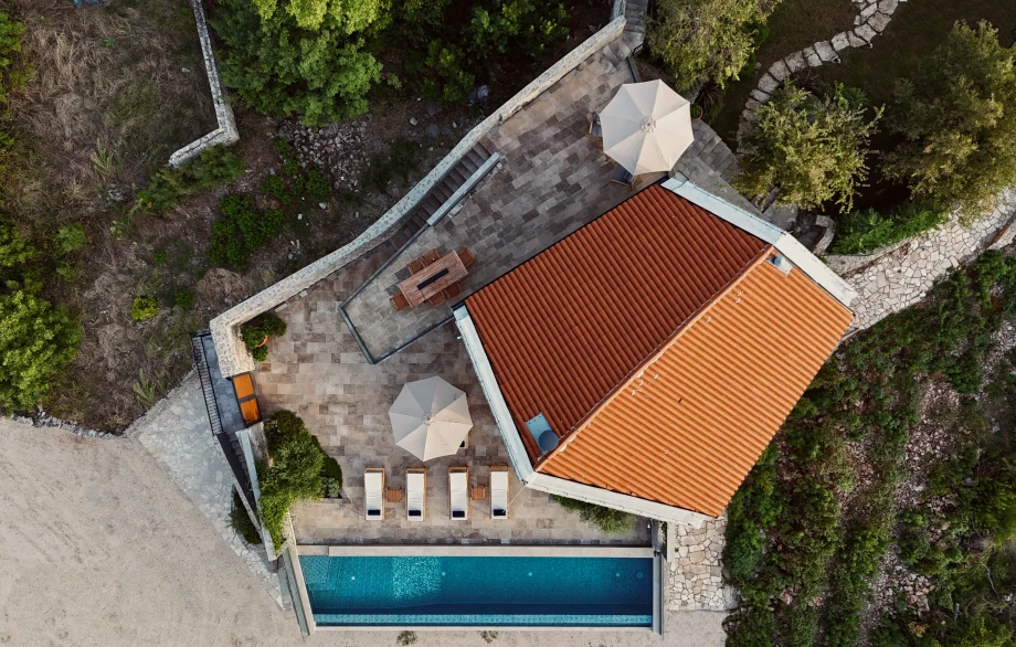 Tranquil Villa Garden with Lush Greenery and Scenic Pathways