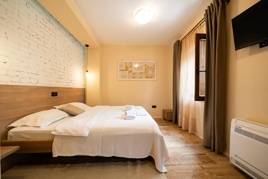 Modern Bedroom with Sleek Design and Calming Tones – A Perfect Space to Unwind