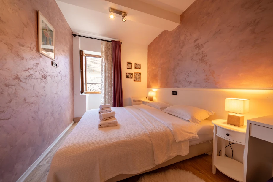 Cozy Bedroom for Two with Twin Beds – Ideal for Friends or Family Members
