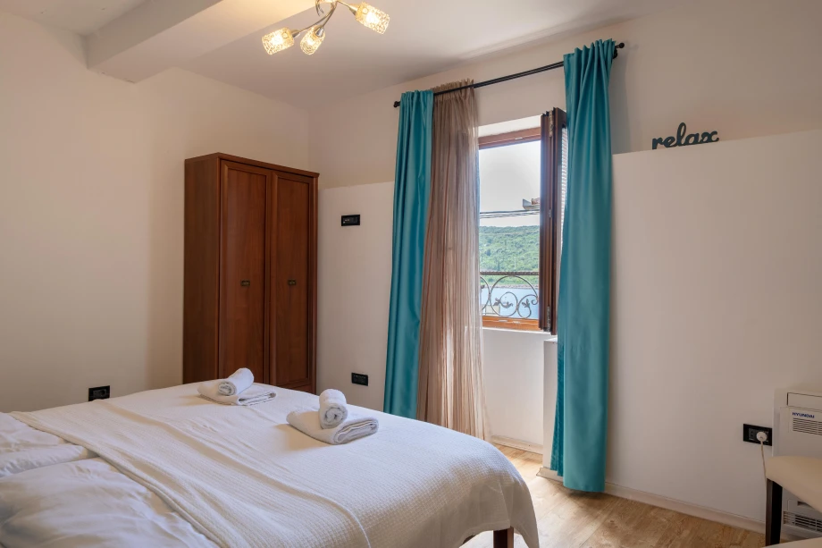 Brightly Lit Room with Soft Lighting and Elegant Furnishings – Welcoming and Relaxing Space