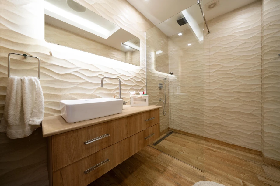 Modern Bathroom with Sleek Fixtures and Minimalist Design – Comfort Meets Style