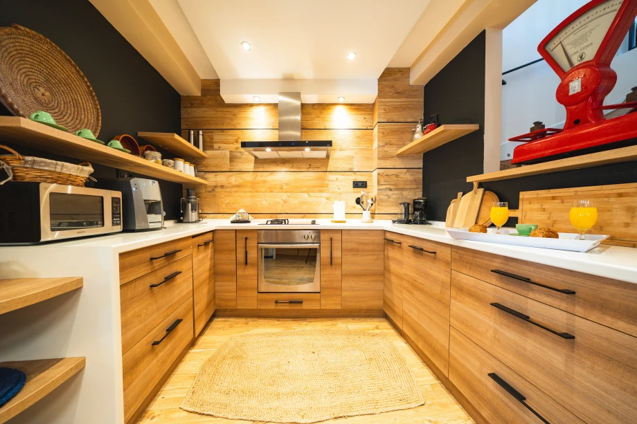 Fully Equipped Modern Kitchen with High-End Appliances – Designed for Comfort and Functionality