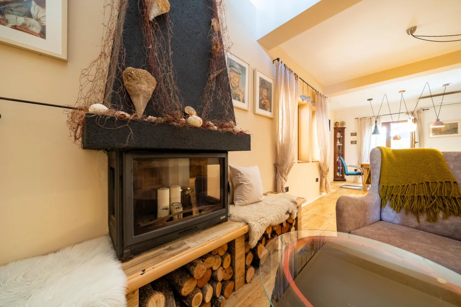 Cozy Fireplace Feature in Elegant Living Area – Warmth and Style Combined