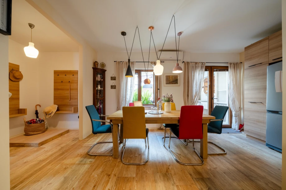 Spacious Dining Room with Large Table and Modern Decor – Perfect for Group Gatherings