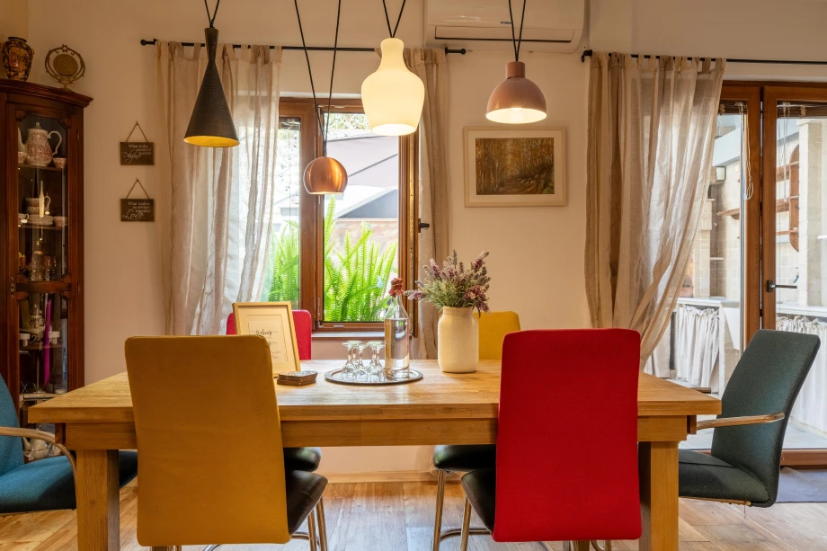 Brightly Lighted Dining Room with Contemporary Design – Elegant Evening Ambiance