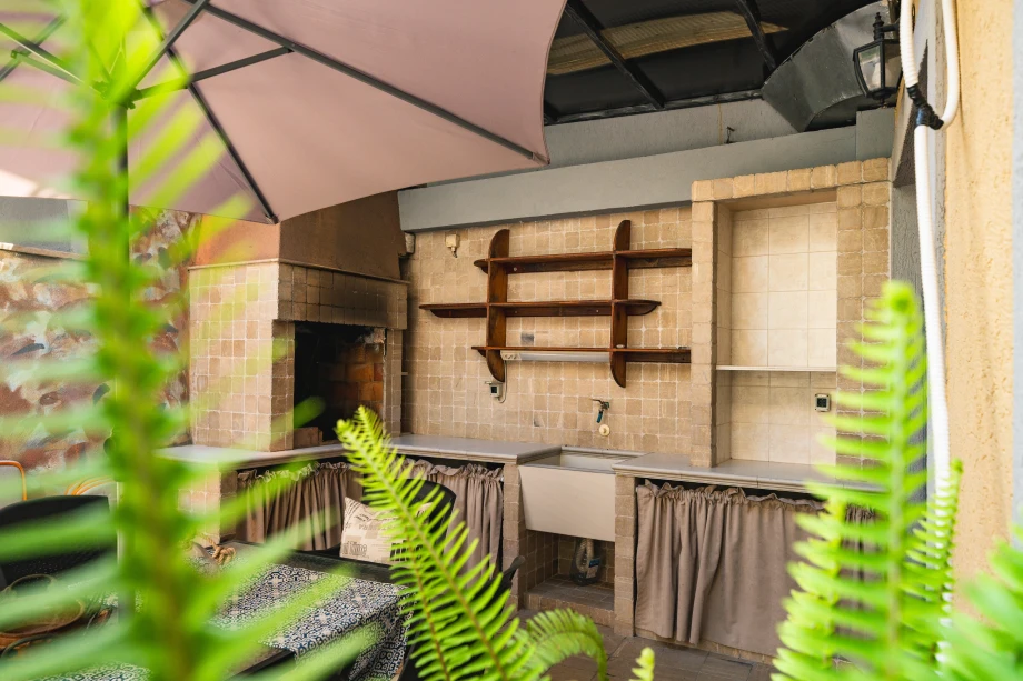 Fully Equipped Outdoor Kitchen with Grill and Dining Area – Ideal for Al Fresco Cooking