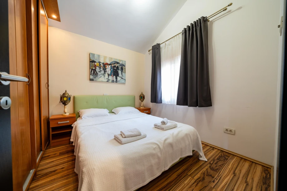 Elegant Bedroom with King-Size Bed and Ambient Lighting – Refined Nighttime Comfort