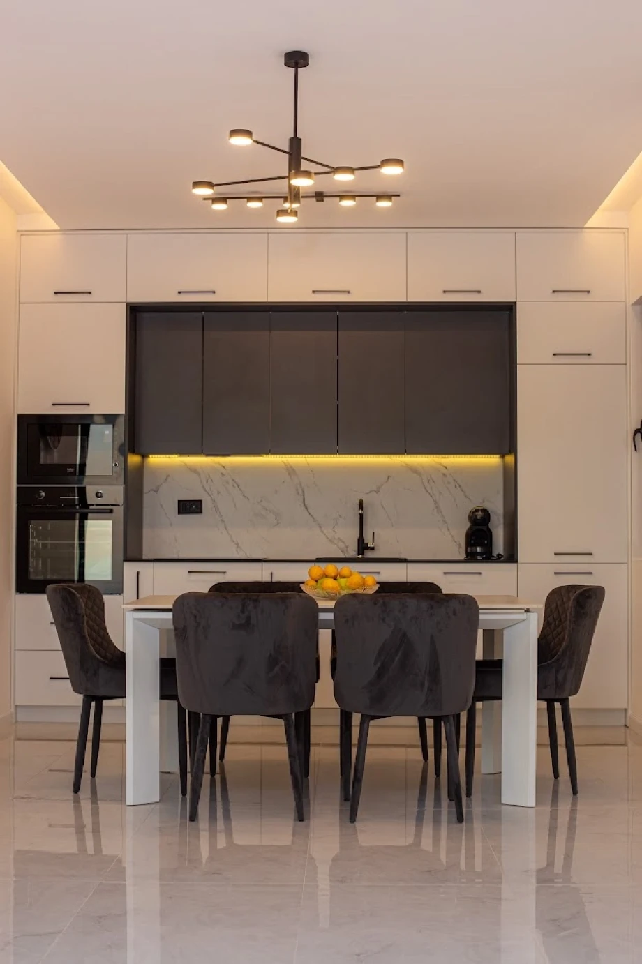 Equipped Kitchen with Modern Appliances and Sleek Design – Montenegro Villa