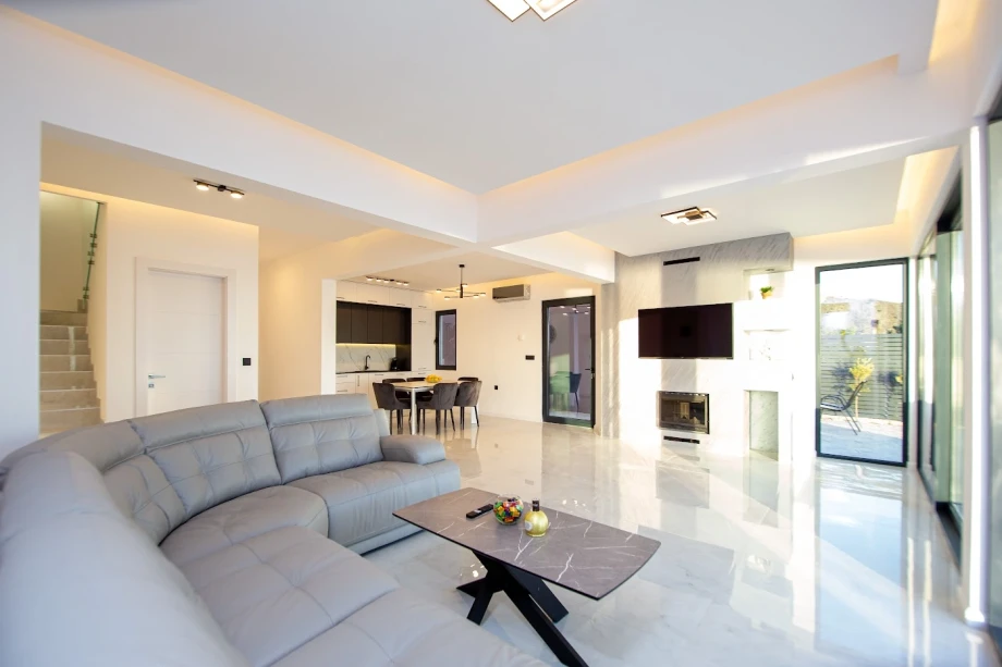 Spacious Living Room with Modern Furnishings and Open Layout – Montenegro Villa
