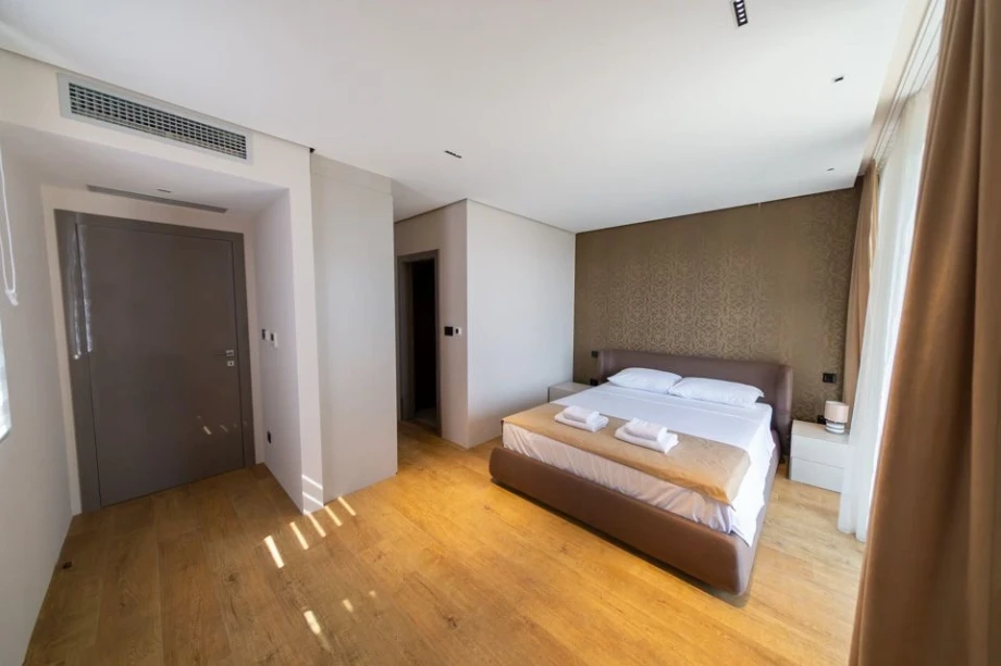 Bright and Light-Filled Room – Inviting Space in the Villa