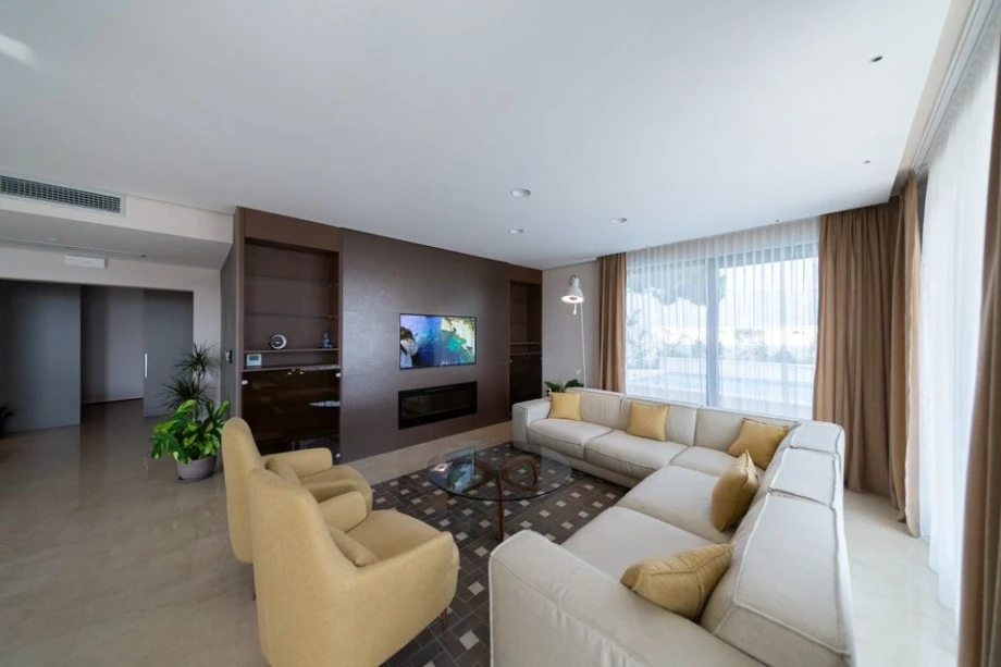 Spacious Living Room with Modern Décor – Bright and Inviting Villa Space