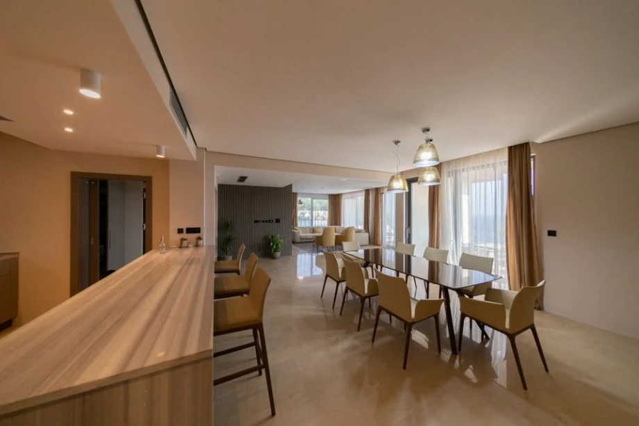 Spacious Dining Room with Natural Light – Elegant Villa Interior