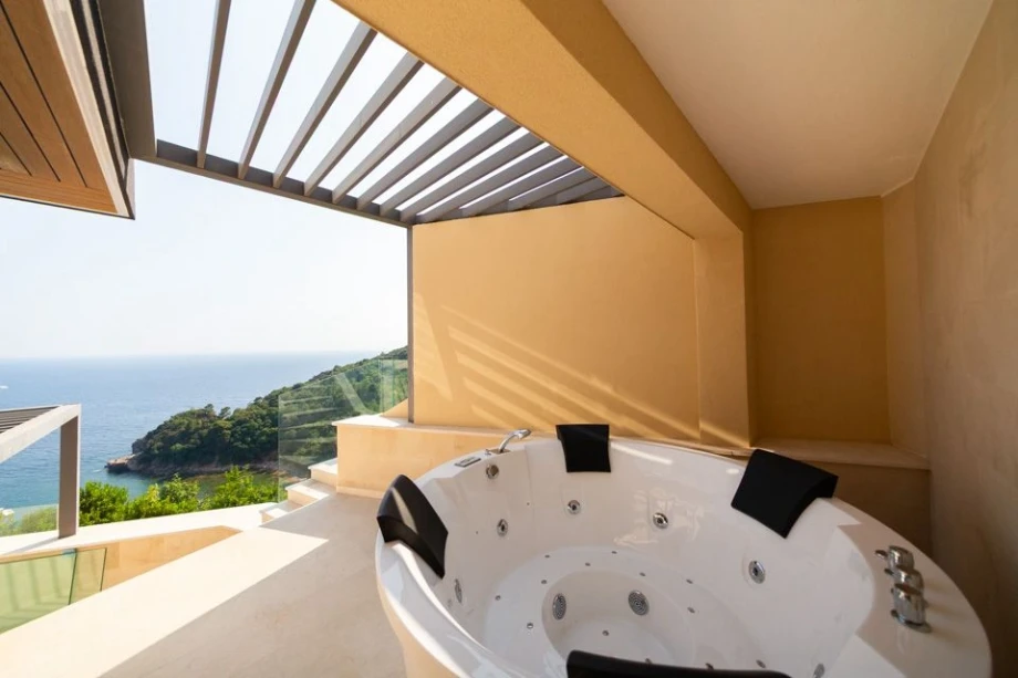 Jacuzzi with Stunning Sea View – Exclusive Outdoor Relaxation at the Villa