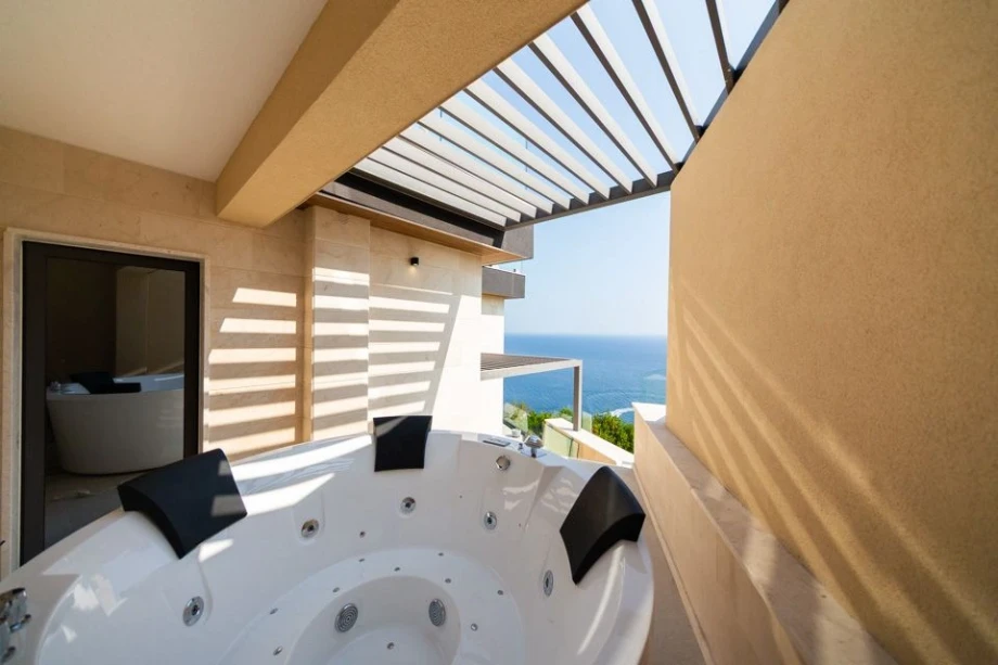 Private Jacuzzi with Panoramic Views – Relaxation Spot at the Villa