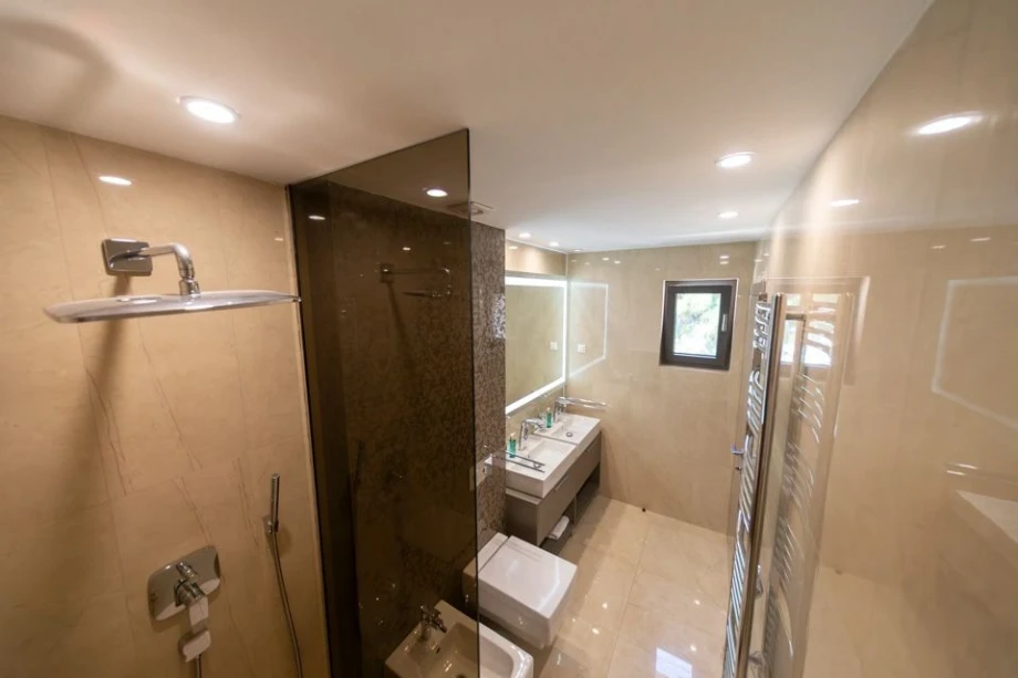 Modern Shower Cubicle with Glass Enclosure – Elegant Villa Bathroom Feature