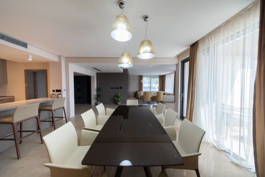 Elegant Dining Table Setting – Stylish Space for Shared Villa Meals