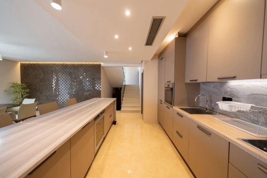 Sleek Modern Kitchen with Functional Design – Villa Culinary Space