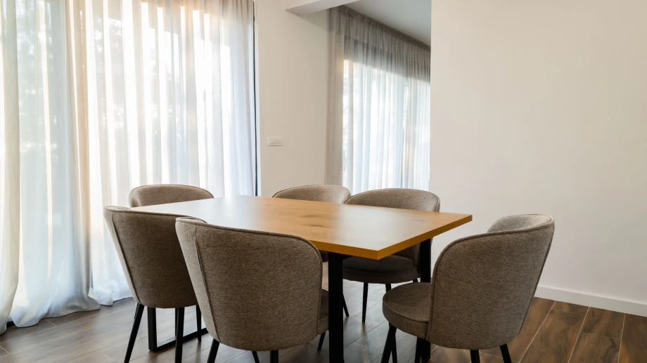 Illuminated Dining Room with Warm Ambient Lighting – Montenegro Villa Atmosphere