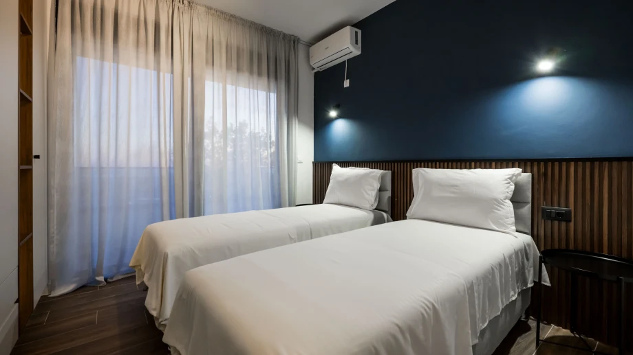 Cozy Bedroom with Twin Beds and Modern Decor – Montenegro Villa Comfort