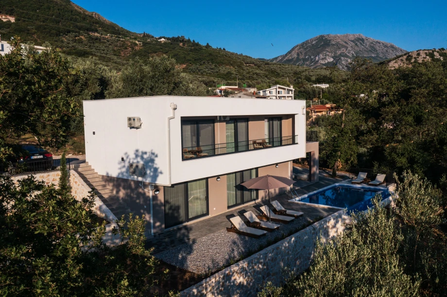 Lush Greenery Surrounding the Villa – Tranquil Outdoor Ambience in Montenegro