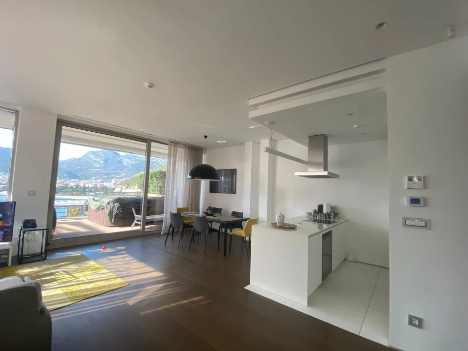 Spacious Dining Room with Garden View – Seasky Villa