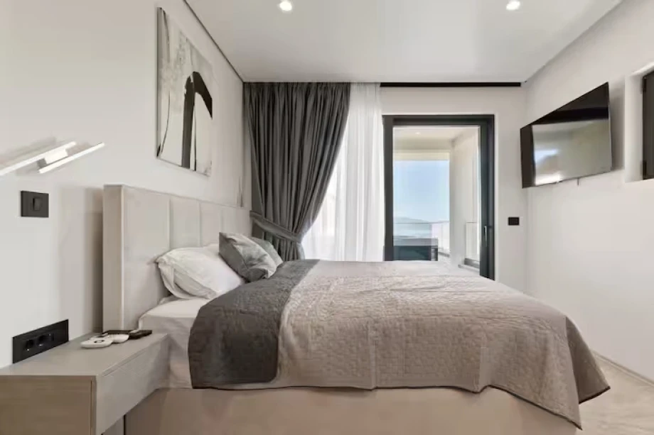 Stylishly Furnished Room with Elegant Decor and Comfortable Double Bed – Montenegro Villa Stay