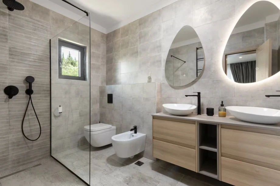 Modern Equipped Bathroom with Spacious Shower and Elegant Fixtures – Montenegro Villa