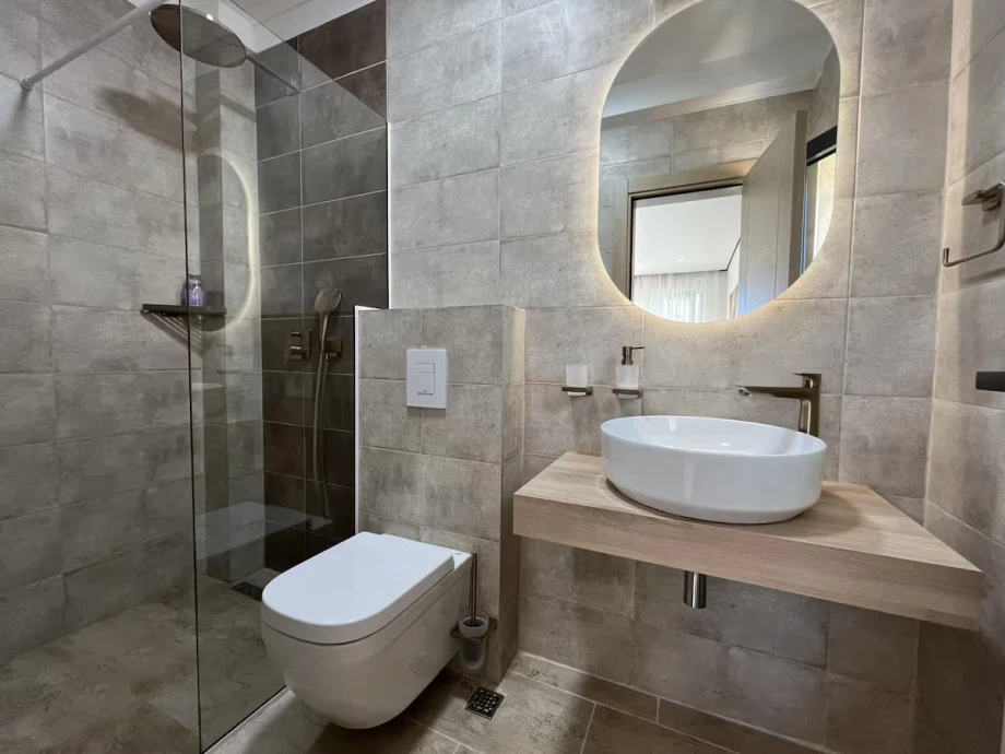 Modern Bathroom with Glass-Enclosed Shower Bath and Elegant Fixtures – Montenegro Villa