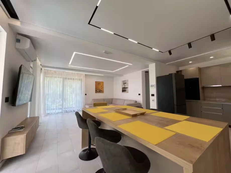 Cozy Dining Room with Wooden Table and Warm Lighting – Montenegro Villa