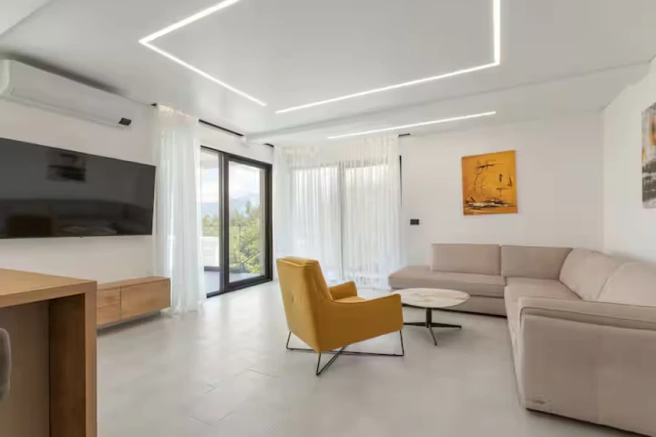Spacious Living Room with Modern Furniture and Natural Light – Montenegro Villa