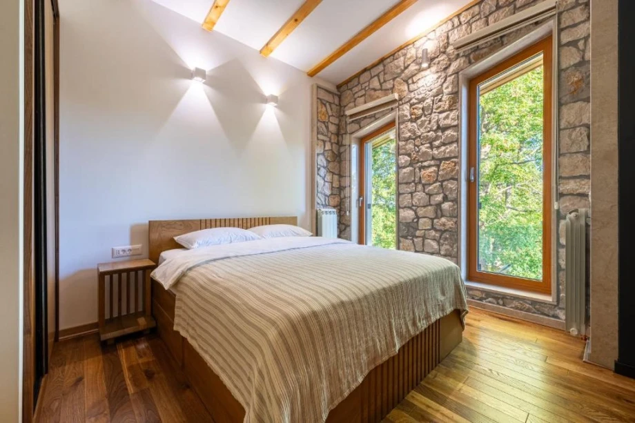 Luxurious King-Size Bed in Elegant Bedroom