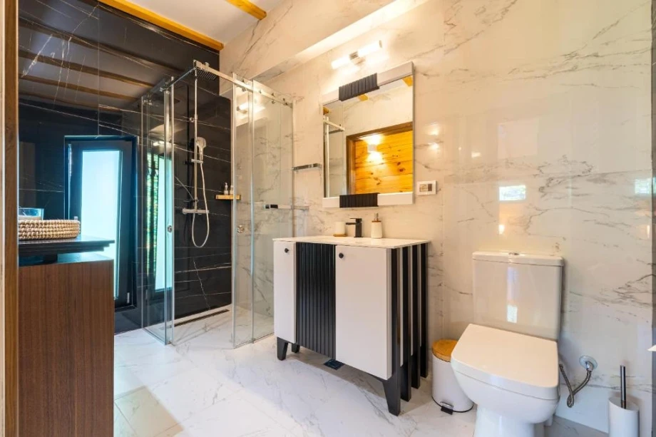 Contemporary Bathroom with Elegant Design