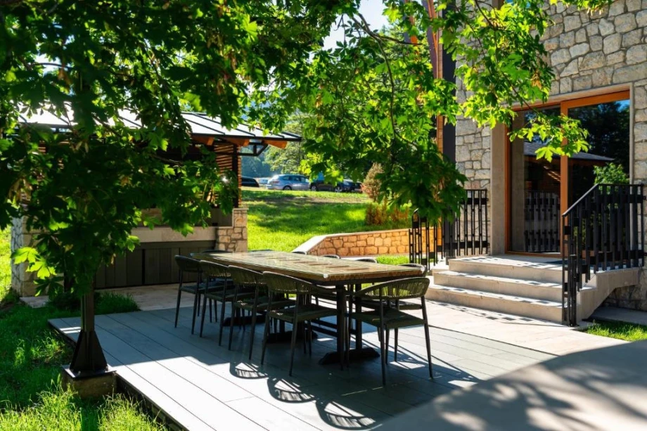 Beautiful Yard with Outdoor Dining Area