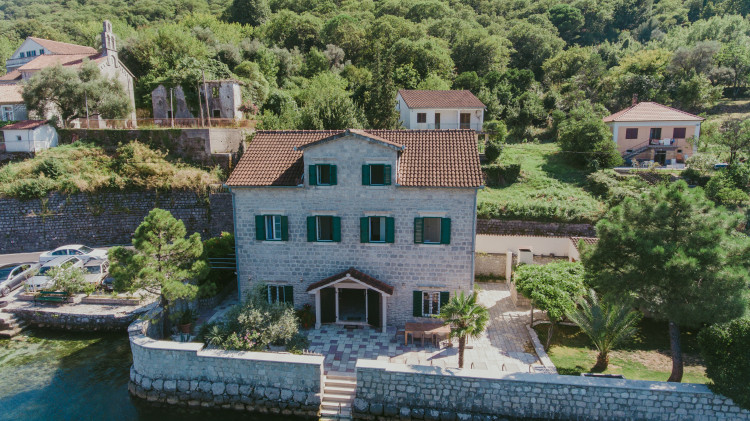 Luxury Villas Under €1000/Night