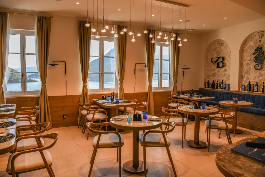 Elegant Villa Dining Room with Spacious Table and Modern Décor