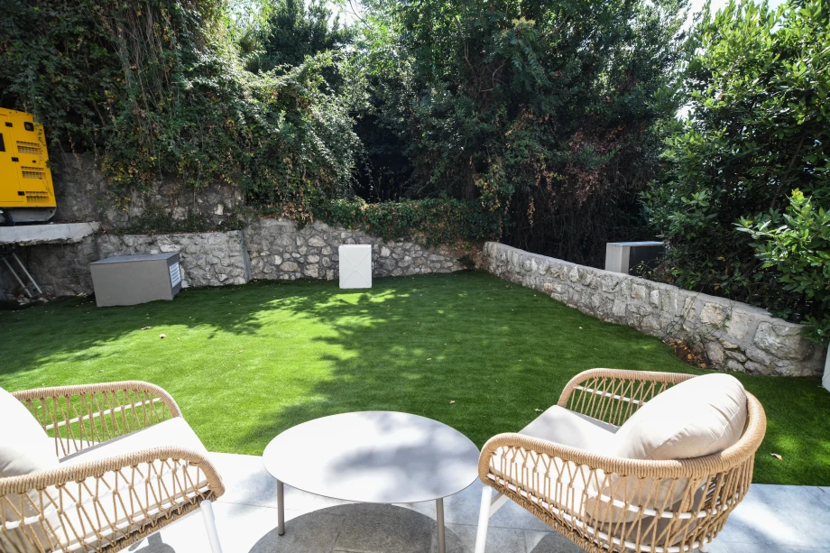 Charming Villa Garden with Lush Greenery and Relaxing Atmosphere