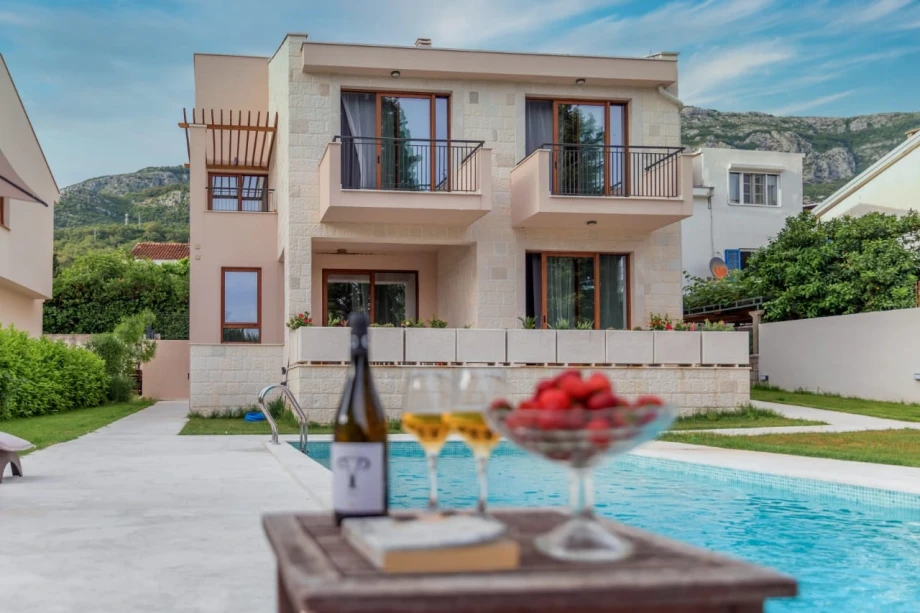 Guests Enjoying in Villa with Private Pool and Outdoor Lounge