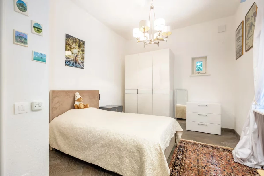 Cozy Villa Bedroom with Comfortable Single Bed