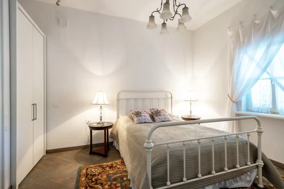 Spacious Villa Bedroom with Elegant Furnishings and Airy Layout